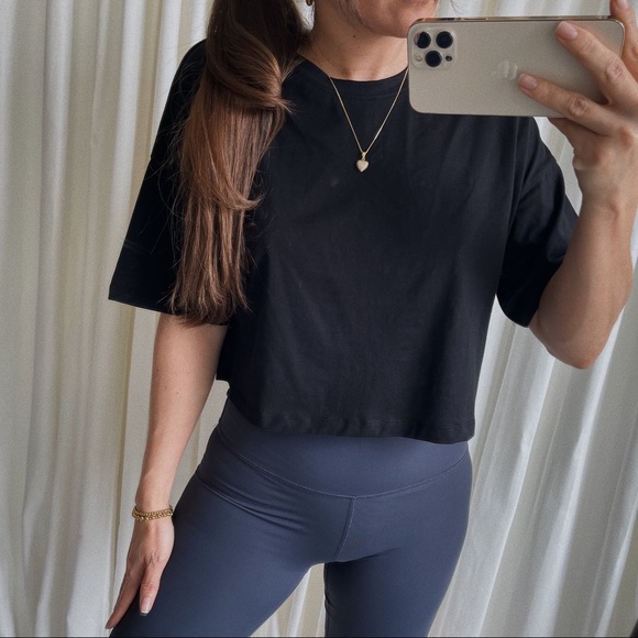 THE 90’S CROPPED TEE — In Black - Picture 6 of 8